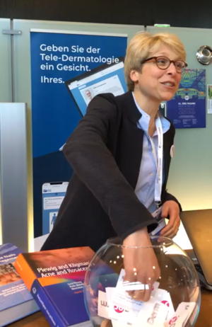 Dr Thyra Bandholz zieht die Gewinner der Tombola