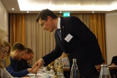 Dr. Löser berät bei den Übungen zum Operieren