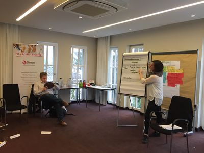 Trainerin Stefanie Wersig im Workshop "Chef sein - wie geht das?" Trainerin Stefanie Wersig im Workshop "Chef sein - wie geht das?"